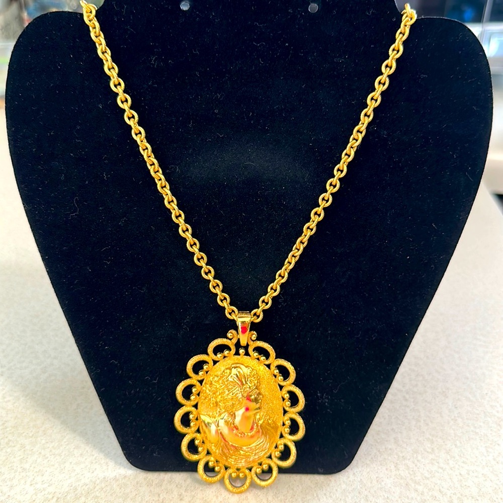 Vintage Trifari Crown gold tone brushed and polished cameo necklace (608)